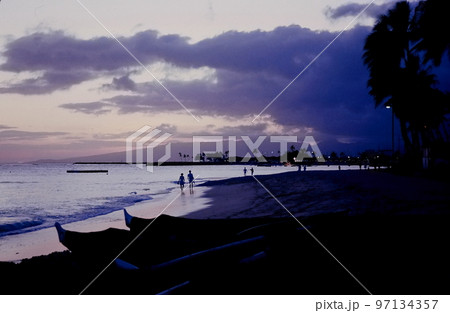 アメリカ　ハワイ　ワイキキ ビーチ　ホノルル 97134357