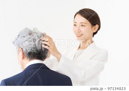 シルバーヘアのミドル男性 97134823