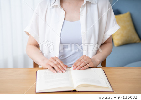 リビングで読書をする女性【パーツカット】 リビングで読書をする女性【パーツカット】 97136082