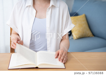 リビングで読書をする女性【パーツカット】 97136088