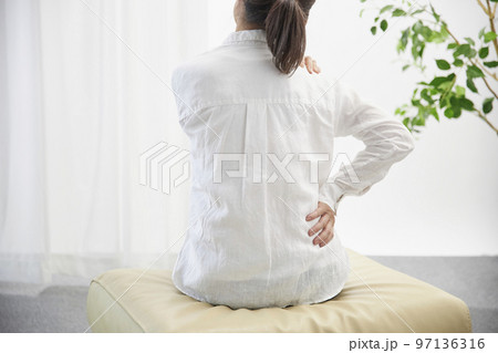 肩の痛みで体調不良のミドル女性 肩の痛みで体調不良のミドル女性 97136316