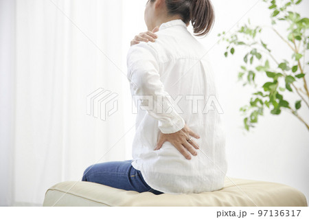 肩の痛みで体調不良のミドル女性 肩の痛みで体調不良のミドル女性 97136317