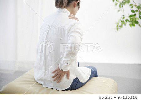 肩の痛みで体調不良のミドル女性 97136318