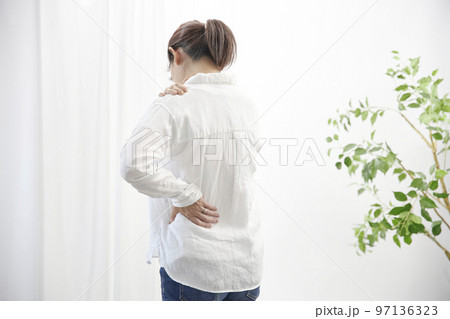 肩の痛みで体調不良のミドル女性 肩の痛みで体調不良のミドル女性 97136323