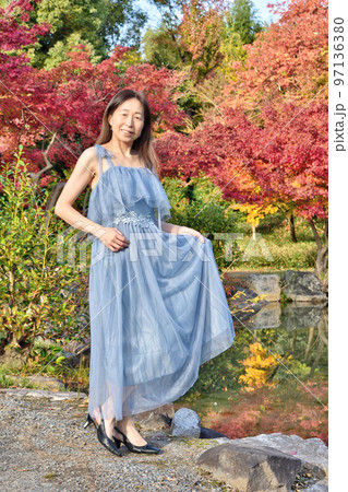 渉成園の紅葉と女性 97136380