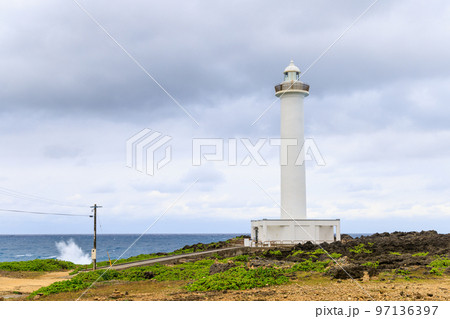 曇天の空と白い灯台、残波岬 97136397