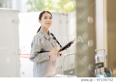 物流倉庫で働く若い女性の作業員 97136732