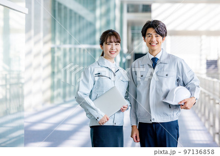 男女　ビジネス　工場 97136858
