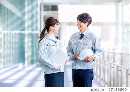 男女　ビジネス　工場 97136860