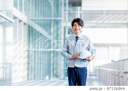 男性　ビジネス　工場　作業服 97136864