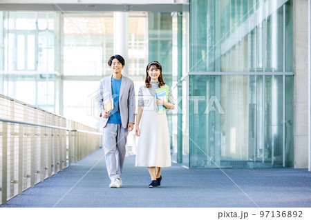 大学生　男女 97136892