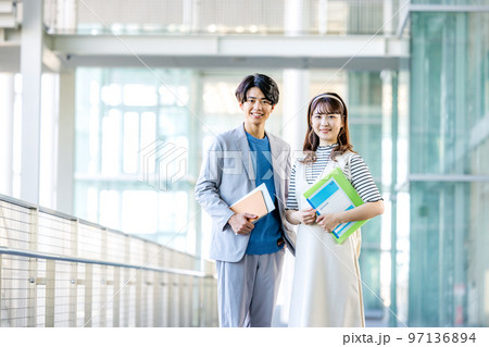 大学生　男女 97136894