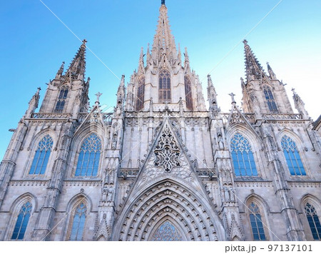 【スペイン】サンタ・エウラリア大聖堂のプリンシパル門の外観(バルセロナ) 【スペイン】サンタ・エウラリア大聖堂のプリンシパル門の外観(バルセロナ) 97137101