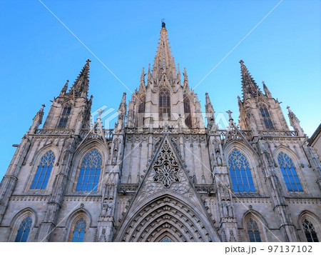 【スペイン】サンタ・エウラリア大聖堂のプリンシパル門の外観(バルセロナ) 【スペイン】サンタ・エウラリア大聖堂のプリンシパル門の外観(バルセロナ) 97137102