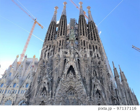 【スペイン】美しい青空とサグラダ・ファミリア　生誕のファサード（バルセロナ） 97137116