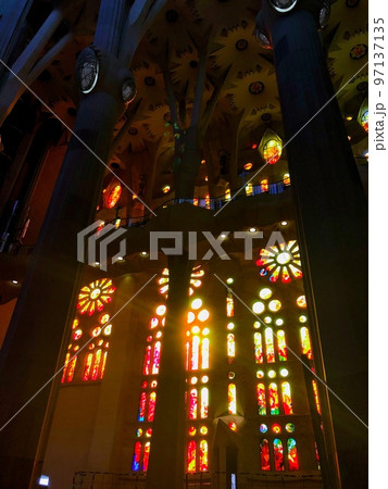 【スペイン】サグラダ・ファミリア　大聖堂内のカラフルなステンドグラス（バルセロナ） 97137135