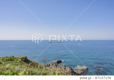 山形県　日本海と留棹庵島灯標 97137156