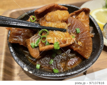 牛すじとモツの煮込み 牛すじとモツの煮込み 97137816