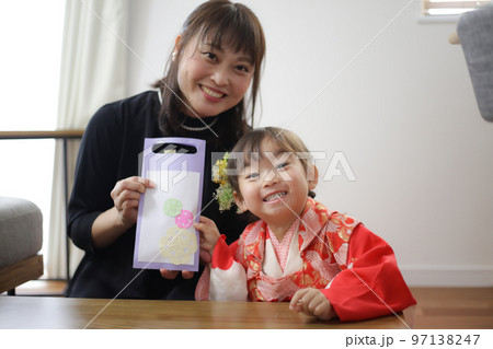 手作りした千歳飴袋を持つ親子 七五三イメージ 手作りした千歳飴袋を持つ親子 七五三イメージ 97138247