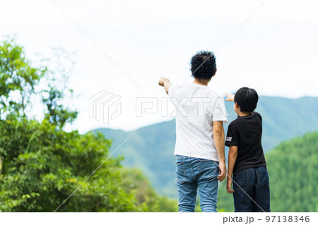 地方移住イメージ_親子 97138346