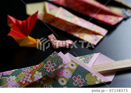 折り紙の箸置き　祝い鶴 97138373