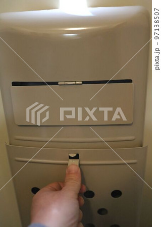 アパートの玄関のドア 97138507