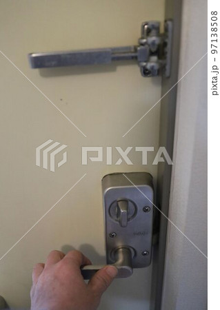 アパートの玄関のドア アパートの玄関のドア 97138508