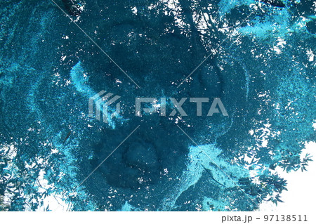 柿田川公園内、第二展望台前の井戸跡での湧水 97138511