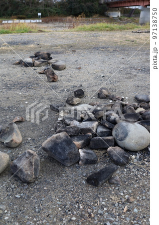 河原の薪の跡、芋煮会、バーベキュー 97138750