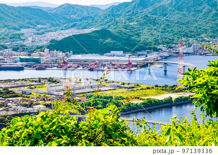 広島市東部方面の市街地遠景です。海田大橋、矢野町、坂町の一部が見えます。手前側は浄化センターです。 97139336