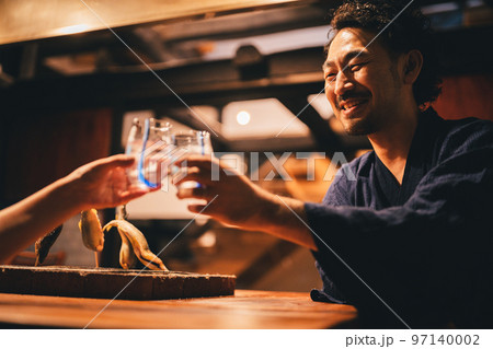 囲炉裏でお酒を飲む髭の男性 97140002