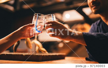 囲炉裏でお酒を飲む髭の男性 囲炉裏でお酒を飲む髭の男性 97140003