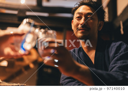 囲炉裏でお酒を飲む髭の男性 囲炉裏でお酒を飲む髭の男性 97140010