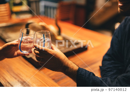 囲炉裏でお酒を飲む髭の男性 囲炉裏でお酒を飲む髭の男性 97140012
