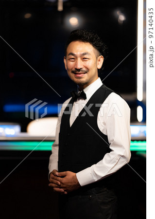 蝶ネクタイの男性 97140435