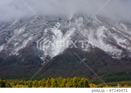 北海道羊蹄山 冬の始まり 北海道羊蹄山 冬の始まり 97140471