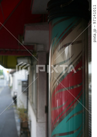レトロな床屋のサイン 97141011
