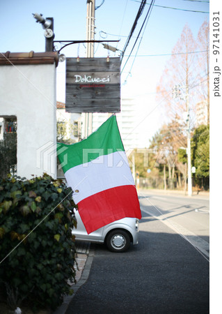 イタリアの旗と店舗サイン 97141031
