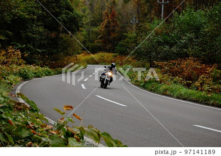 北海道バイクツーリング　ワインディングを楽しむライダー 97141189