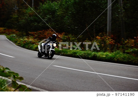 北海道バイクツーリング　ワインディングを楽しむライダー 97141190