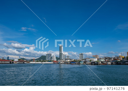 海から見たシーラチャーの町 タイ王国チョンブリー県 海から見たシーラチャーの町 タイ王国チョンブリー県 97141276