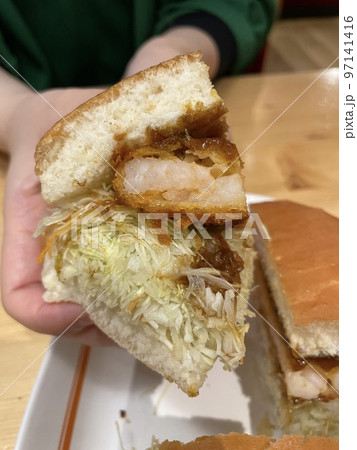 ボリューム満点のエビカツバーガー ボリューム満点のエビカツバーガー 97141416
