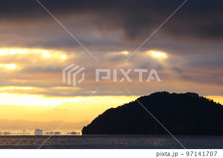 海津大崎から見た竹生島の朝焼け 海津大崎から見た竹生島の朝焼け 97141707