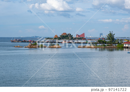 シーラチャー湾とコ・ロイ寺　タイ王国チョンブリー県 97141722