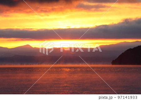 朝靄の奥琵琶湖の日の出 朝靄の奥琵琶湖の日の出 97141933