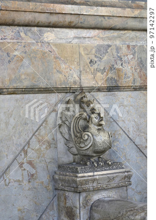 築地本願寺　本堂（本館）伊東忠太の幻獣彫刻 97142297