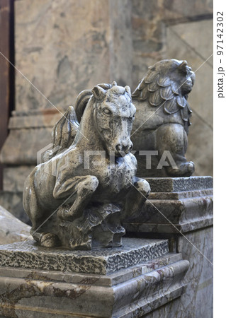 築地本願寺 本堂(本館)伊東忠太の幻獣彫刻 築地本願寺 本堂(本館)伊東忠太の幻獣彫刻 97142302