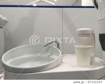 歯科医院のうがいの水が出るユニット 97142347