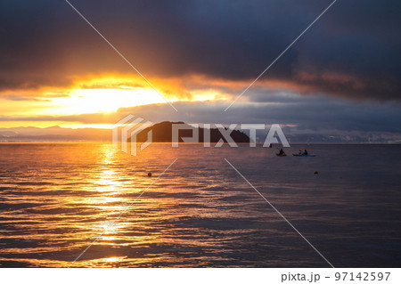 奥琵琶湖の日の出と竹生島 奥琵琶湖の日の出と竹生島 97142597