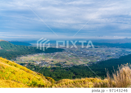 阿蘇スカイライン展望所からの草紅葉　【熊本県阿蘇郡】 97143246